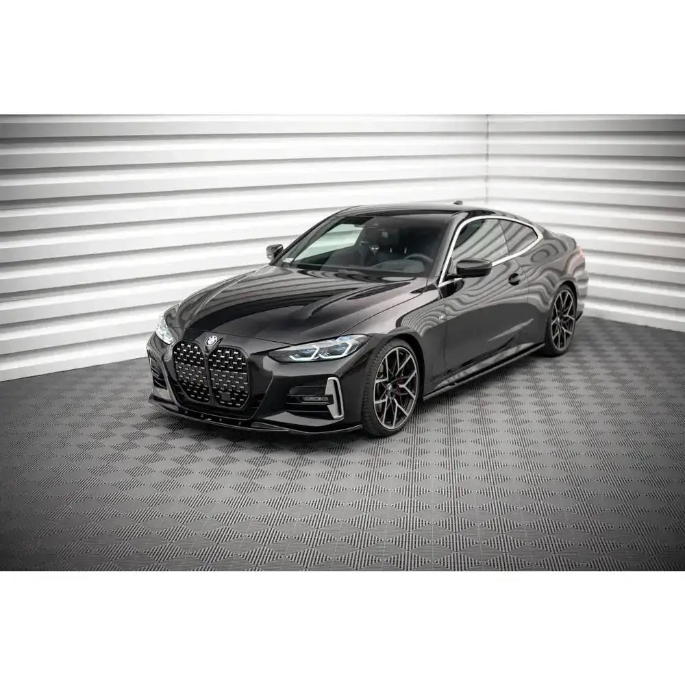 Frontsplitter på BMW 4 M-Pack G22 V.1 sett skrått forfra med sorte detaljer og markant grill.