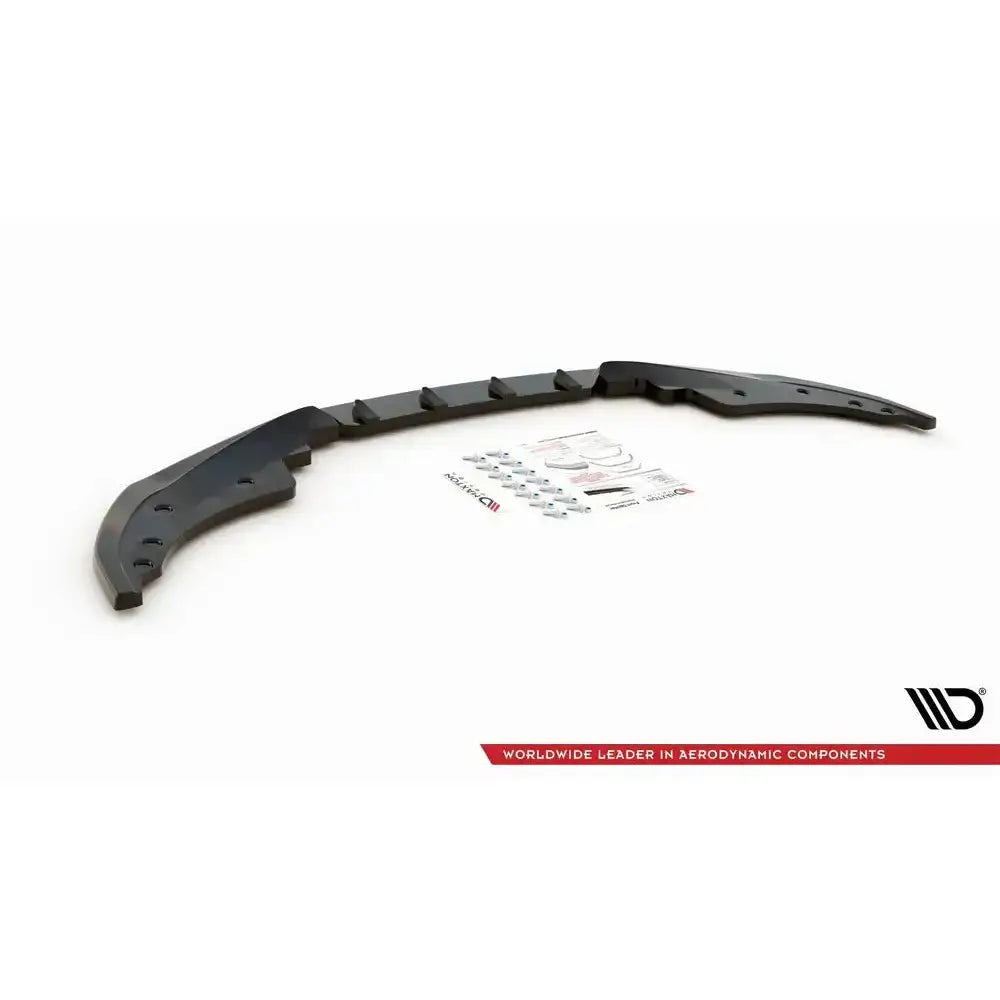 Front splitter til BMW 4 M-Pack G22 V.1, sort plast med festedeler og klistremerker på hvit bakgrunn.