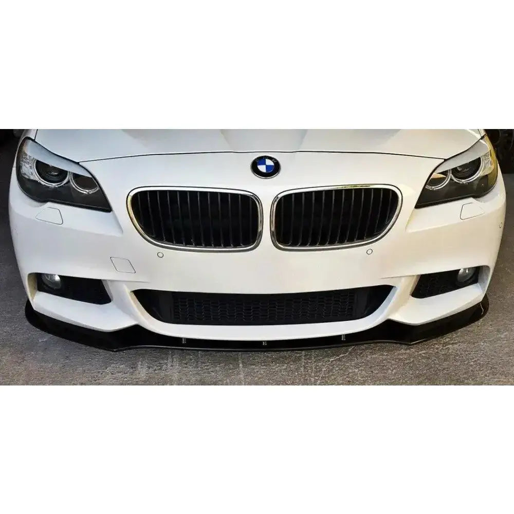 Frontspoiler på hvit BMW 5 F10/F11 Mpack med sort frontleppe montert på støtfangeren, sett forfra.