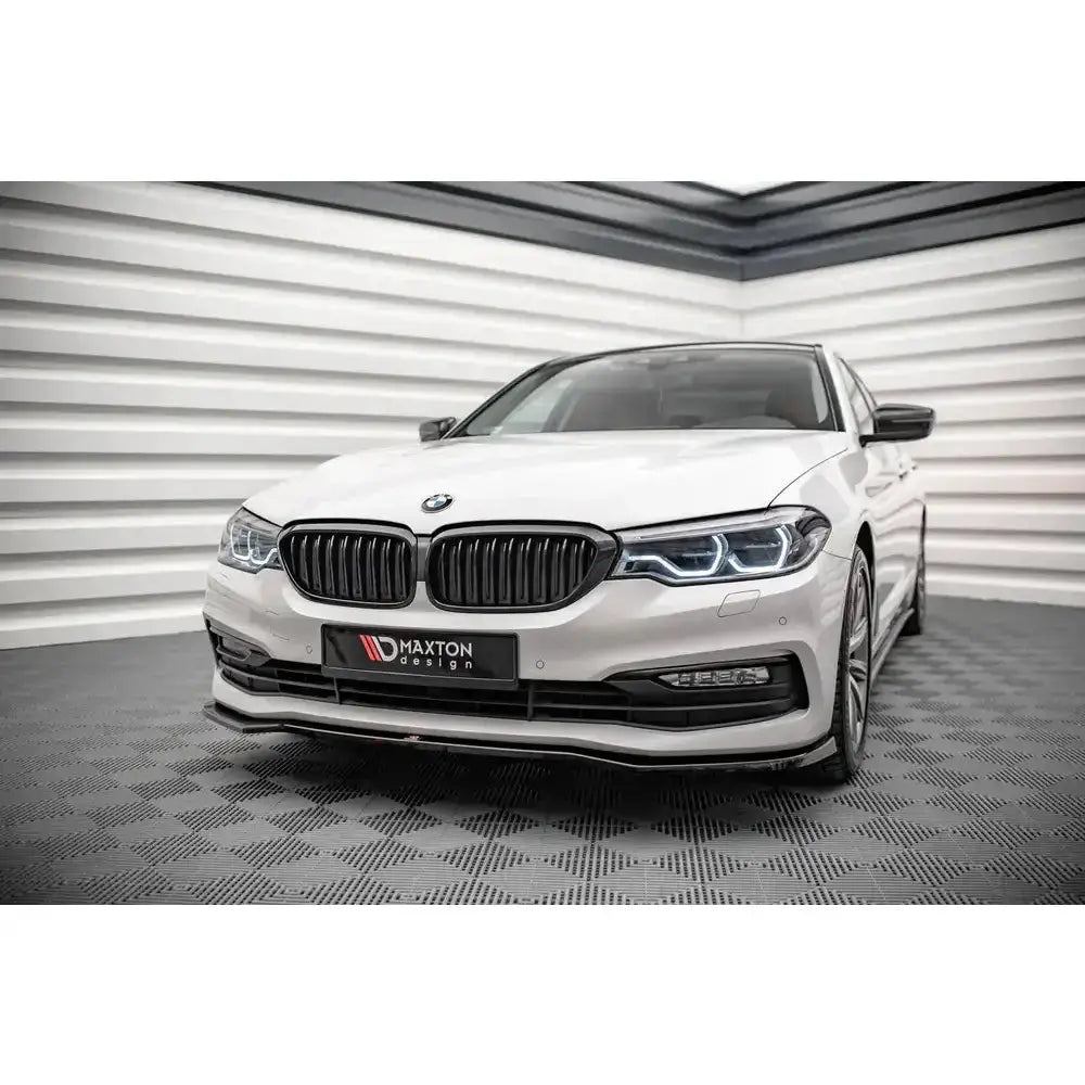 Frontsplitter på Bmw 5 G30 V.1, hvit bil sett forfra fra venstre med LED-lykter og sort grill.