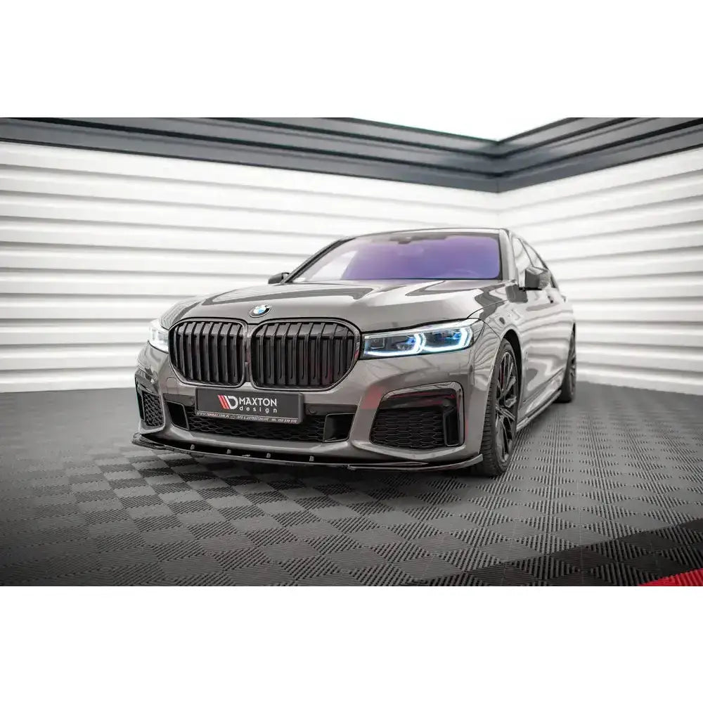 Frontsplitter på BMW 7 G11 M-Pack Facelift med sorte detaljer på grill og frontfanger, LED-lys tent.