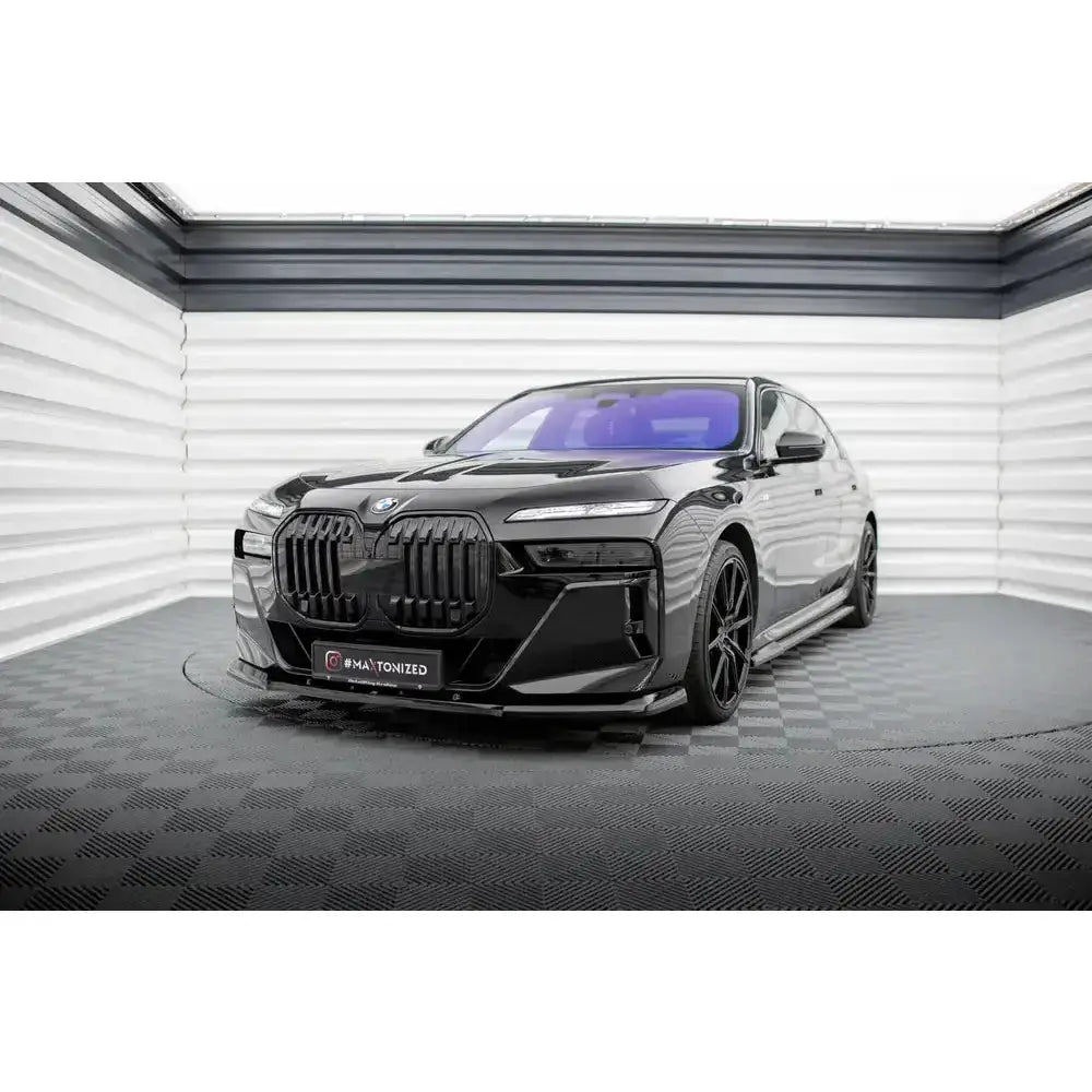 Front lip på BMW 7 M-Pack G70 sett forfra med sorte felger og markant grill i lyst rom.