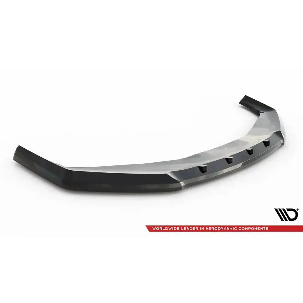 Front splitter til BMW 7 M-Pack G70 i sort glans med markerte vinkler og luftåpninger, skrå forfra.