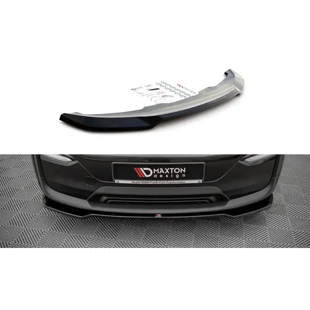 Frontleppe til BMW i3 Mk1 Facelift 17-22, svart plast med Maxton Design-logo, montert på bil.