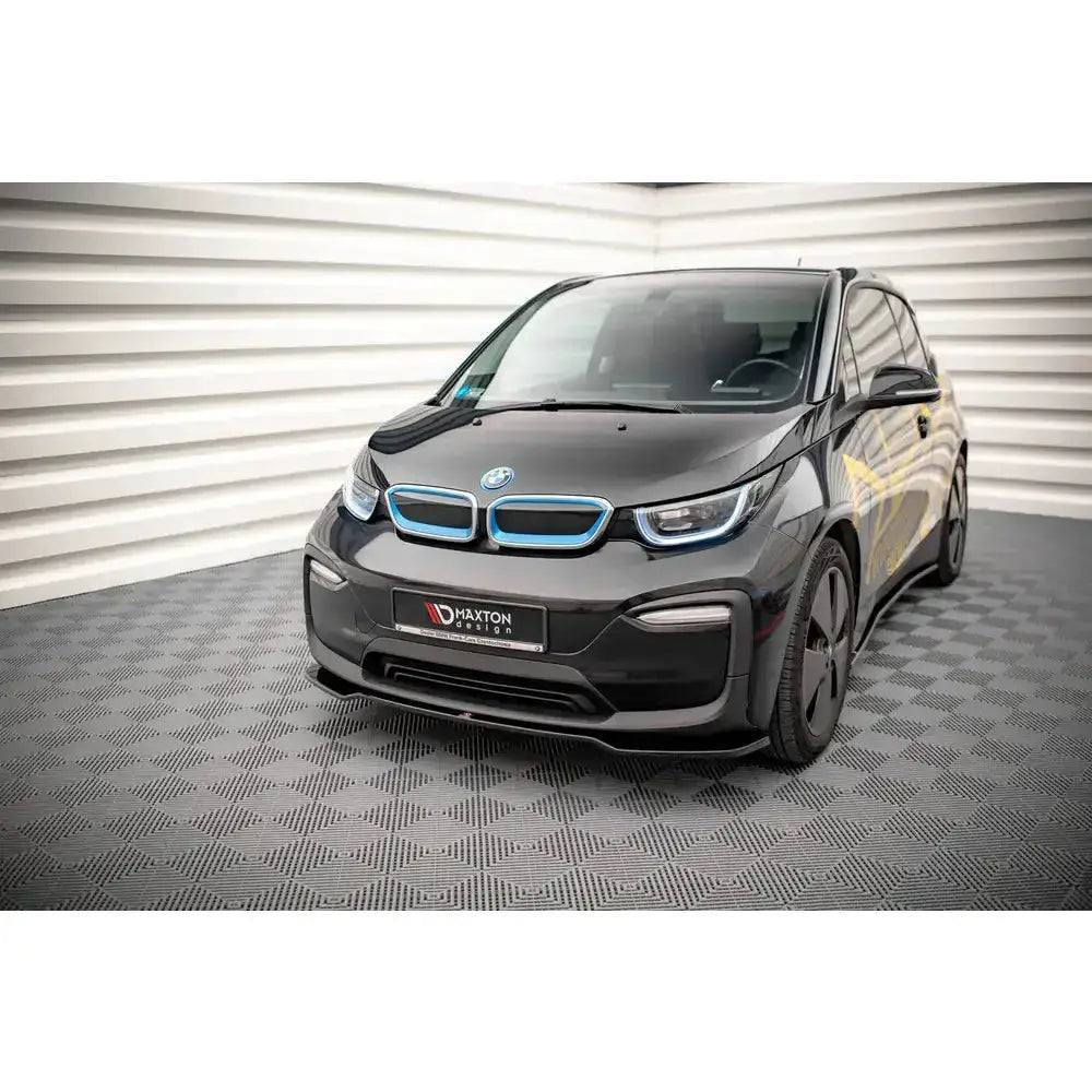 Frontsplitter på Bmw i3 Mk1 Facelift 17-22 sett forfra med blå detaljer og mørke felger.