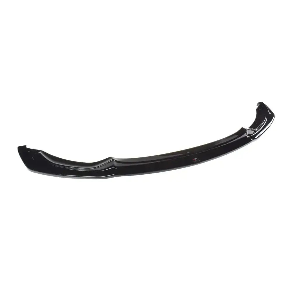 Front splitter til BMW M3 F80 i sort, glanset plast med aerodynamisk design, sett fra skrå vinkel.