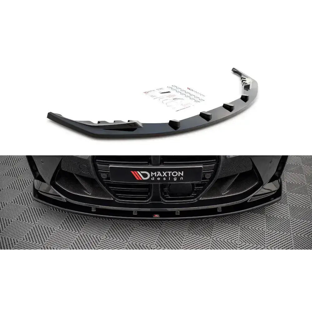 Frontleppe til BMW M4 G82 V.1, sort plast med opphøyde detaljer, sett fra skrå vinkel og montert.