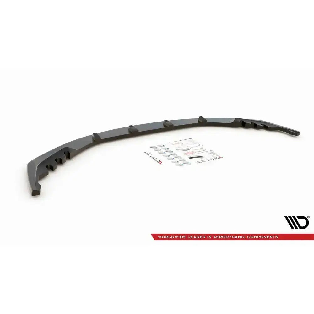 Frontspoiler til Bmw M4 G82 V.1, sort plast med monteringsklips og tilbehør sett skrått ovenfra.