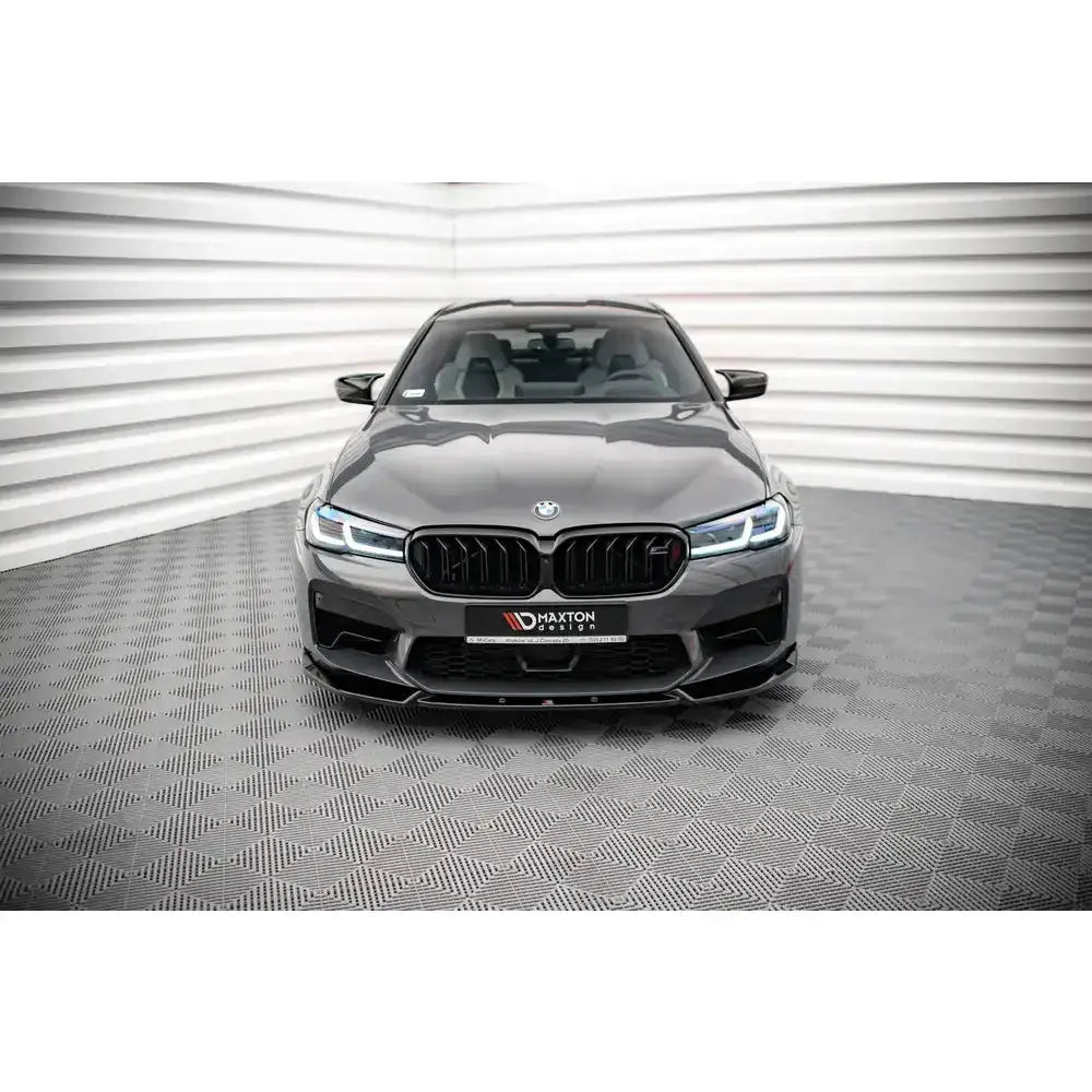 Frontspoiler på Bmw M5 F90 Facelift 20- sett forfra med LED-lykter og svart grill.