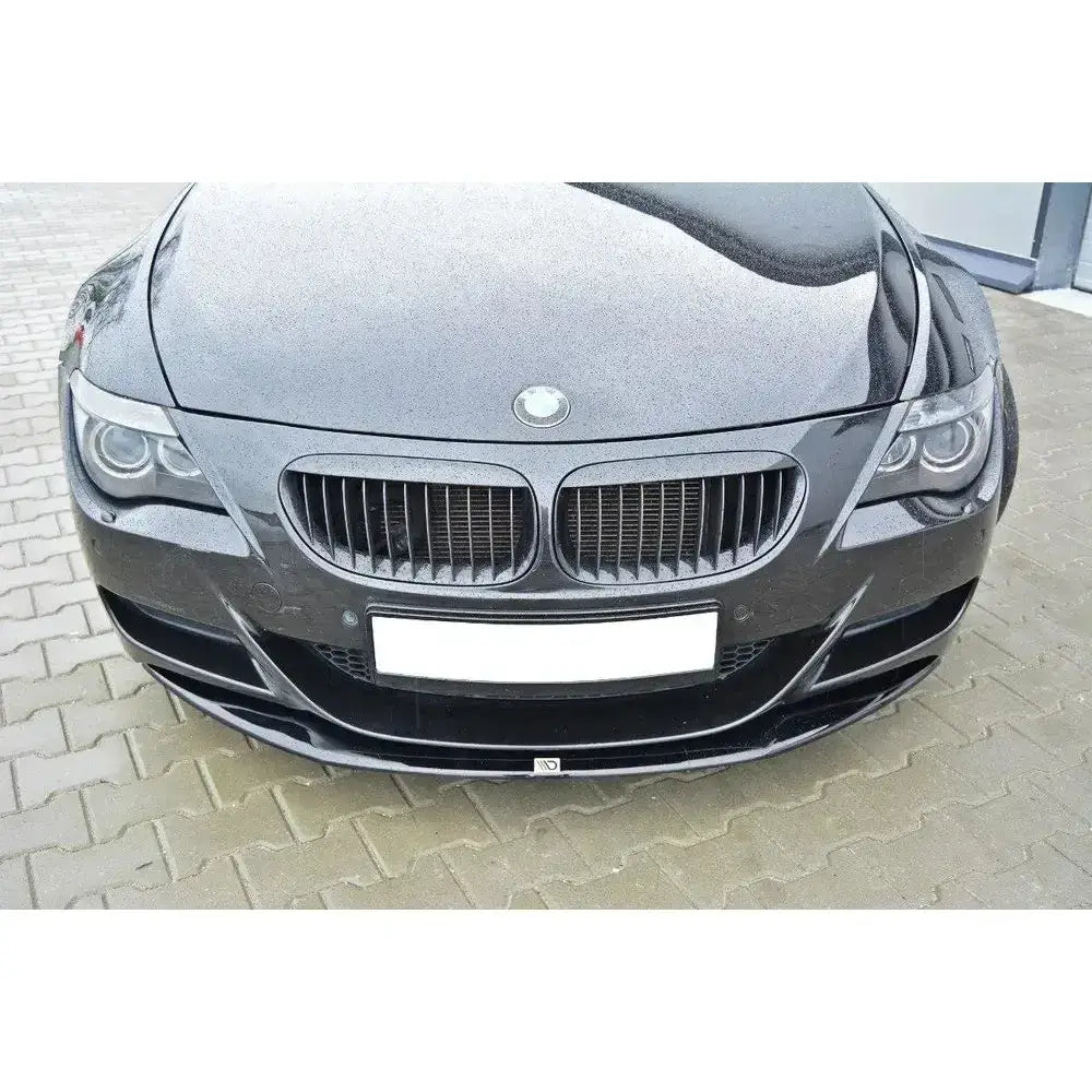 Front lip sort frontleppe V.1 til BMW M6 E63 montert på støtfanger, sett rett forfra.