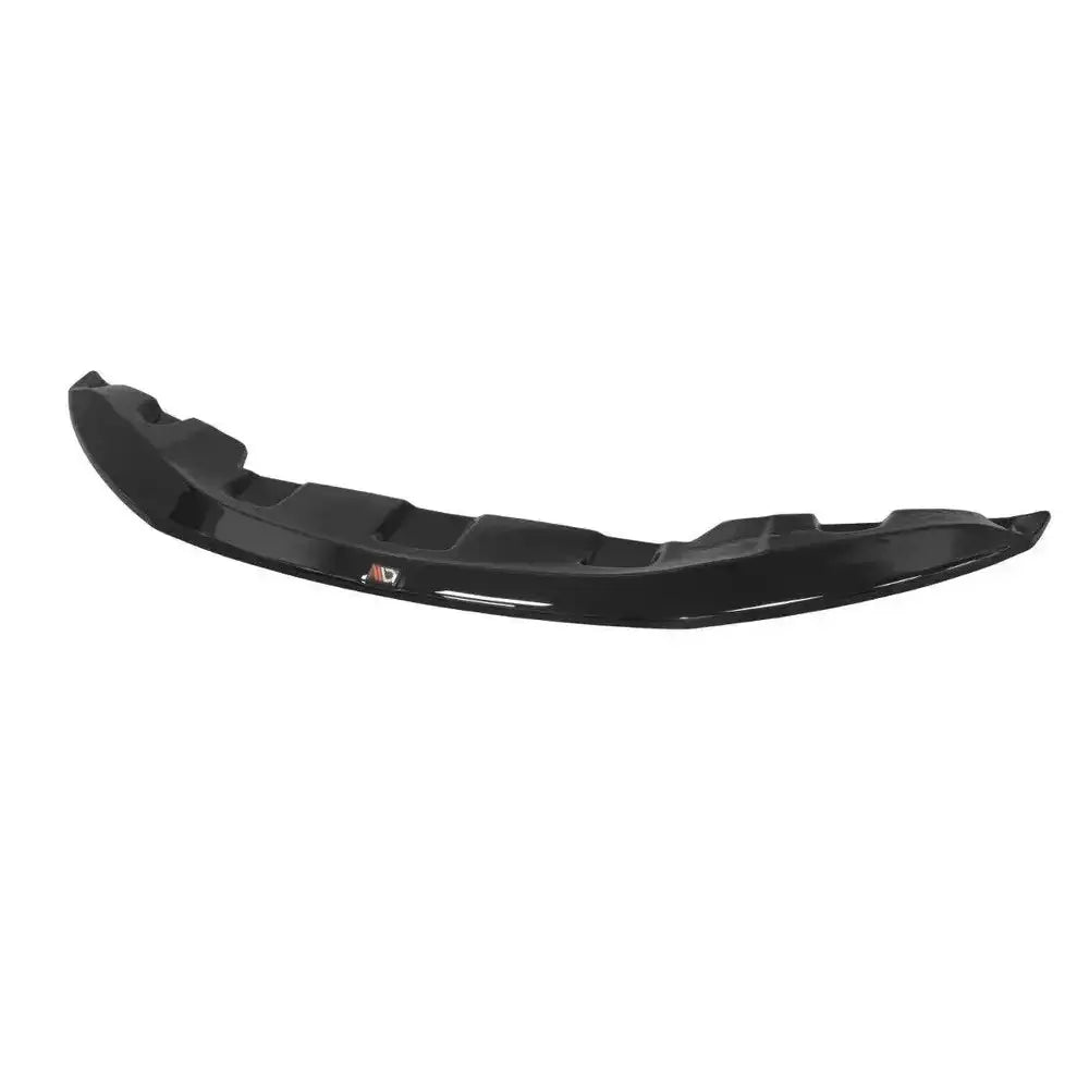 Front splitter til Bmw M6 E63, svart buet spoiler med ribbet overflate og logo, sett skrått ovenfra.