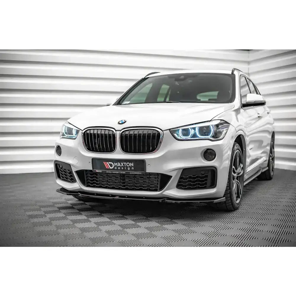 Frontspoiler på Bmw X1 M-Pack F48 15-19, hvit bil med svarte detaljer og LED-frontlykter.