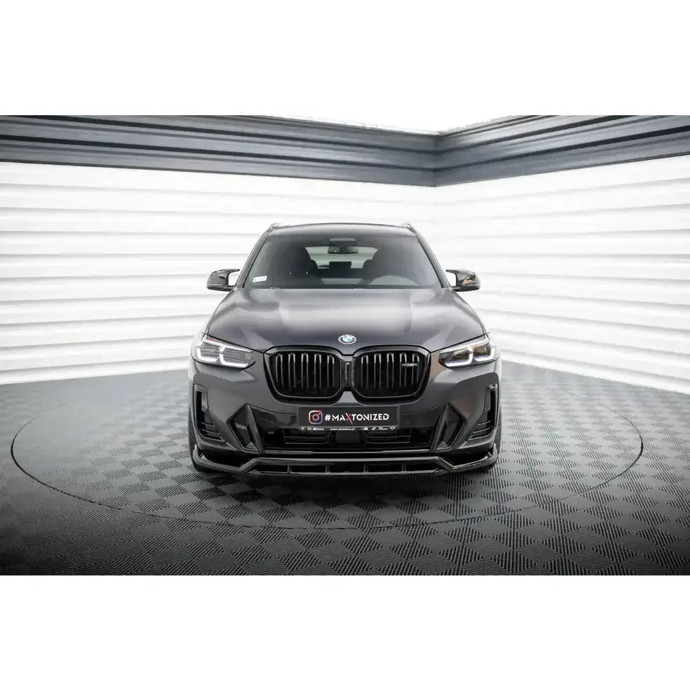 Frontspoiler på Bmw X3 G01 Facelift M-Pack, mørk grå SUV sett rett forfra med sporty detaljer.