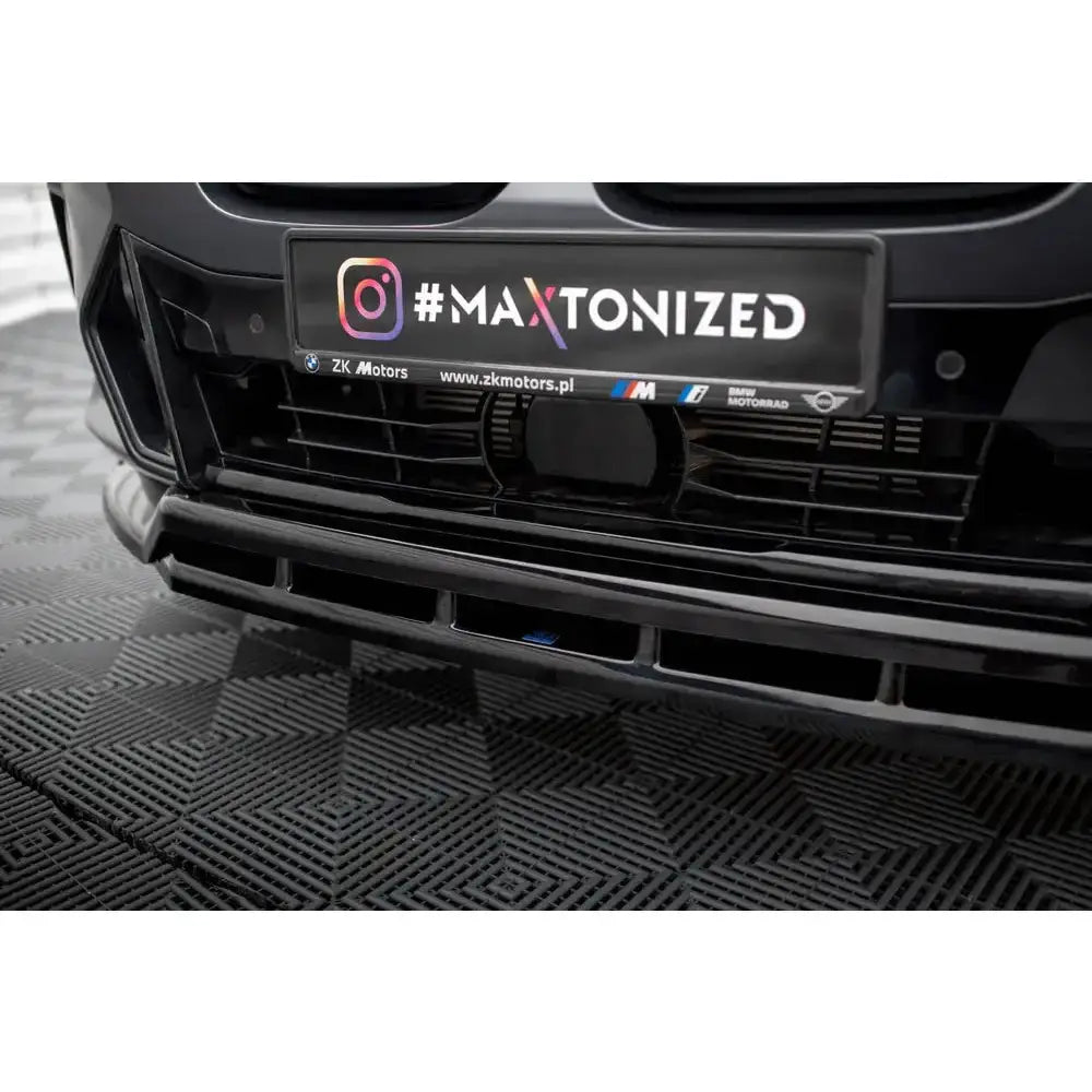 Frontsplitter til BMW X3 G01 Facelift M-Pack, sort blank finish, montert på nedre del av bilfanger.