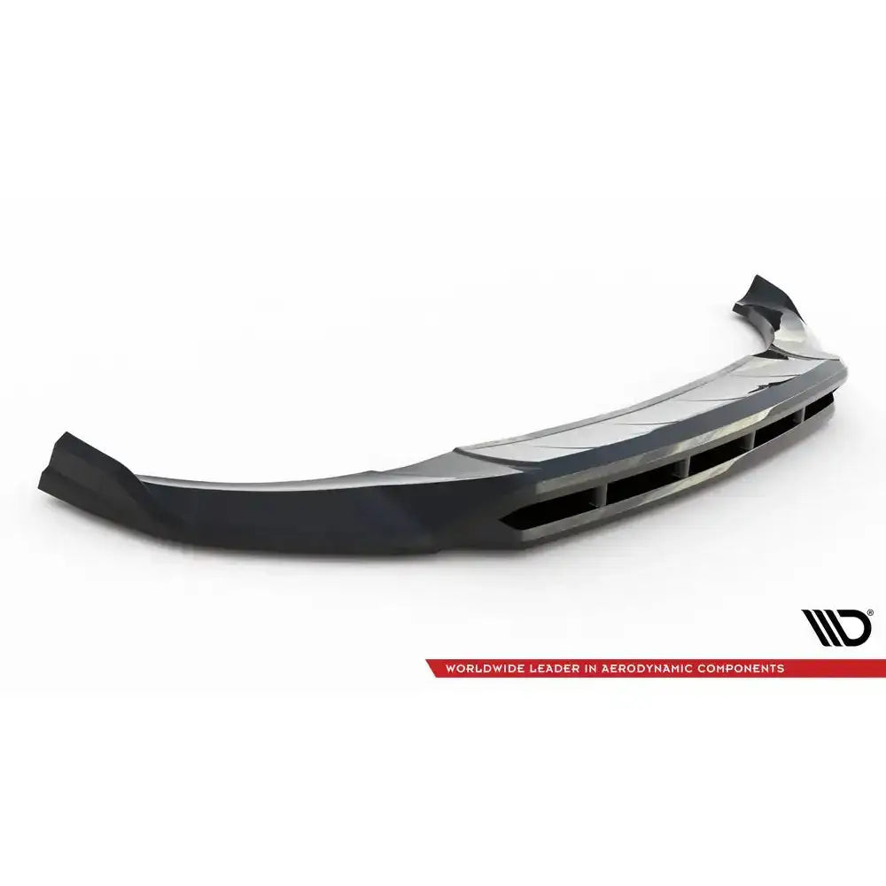 Front splitter til BMW X3 G01 Facelift M-Pack, svart plast med markante linjer, sett skrått forfra.