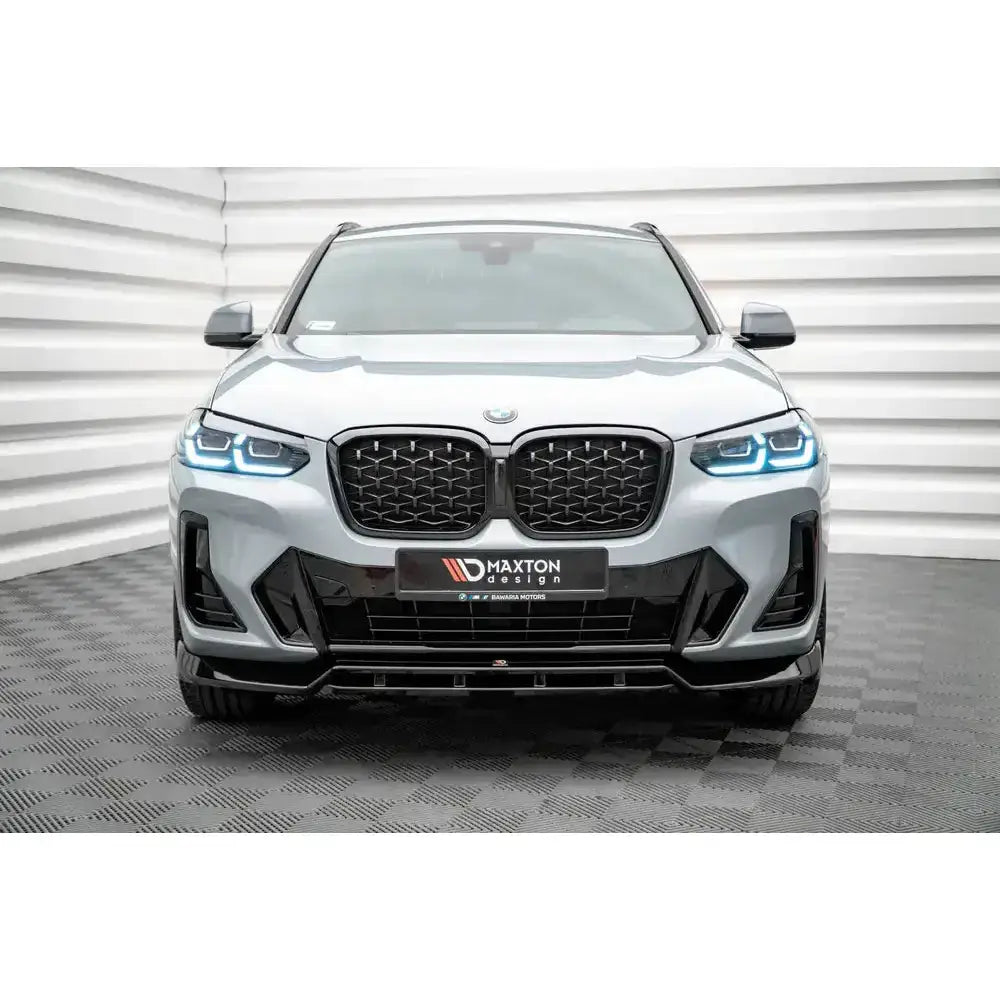 Frontsplitter på BMW X4 M-Pack G02 Facelift med svarte grilldetaljer og LED-lys sett forfra.