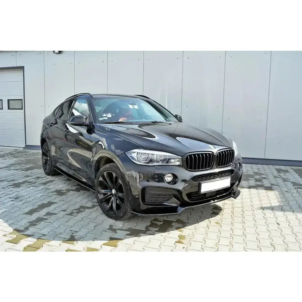 Frontspoiler på BMW X6 F16 Mpack sett fra venstre front med sorte felger og blank finish utendørs.