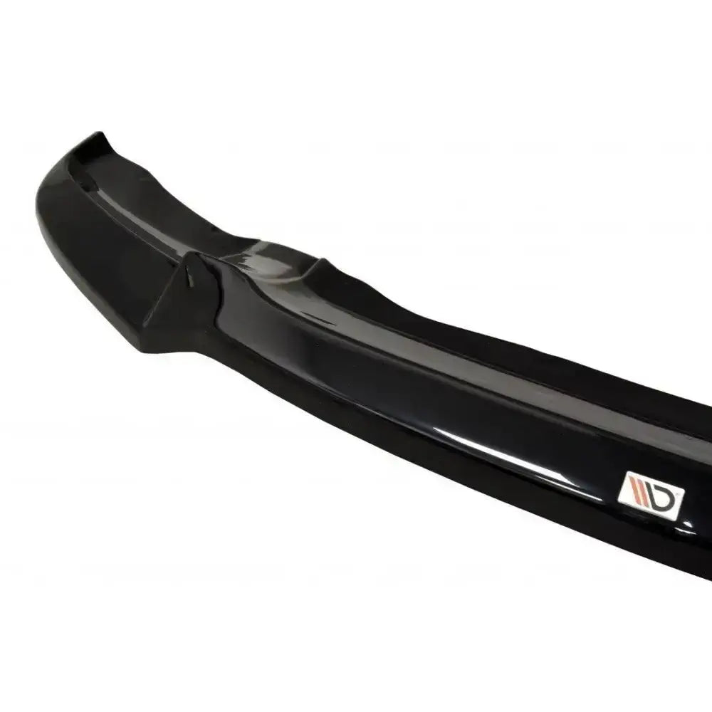 Front splitter for Bmw X6 F16 Mpack i sort, glanset plast sett skrått med logo og aerodynamiske former.