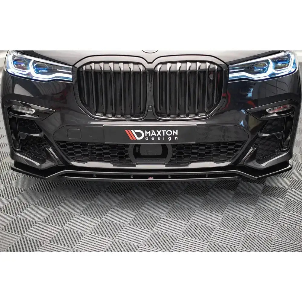 Frontsplitter til BMW X7 M G07 V.1 i sort, blank finish med synlige LED-lys og Maxton Design-logo.
