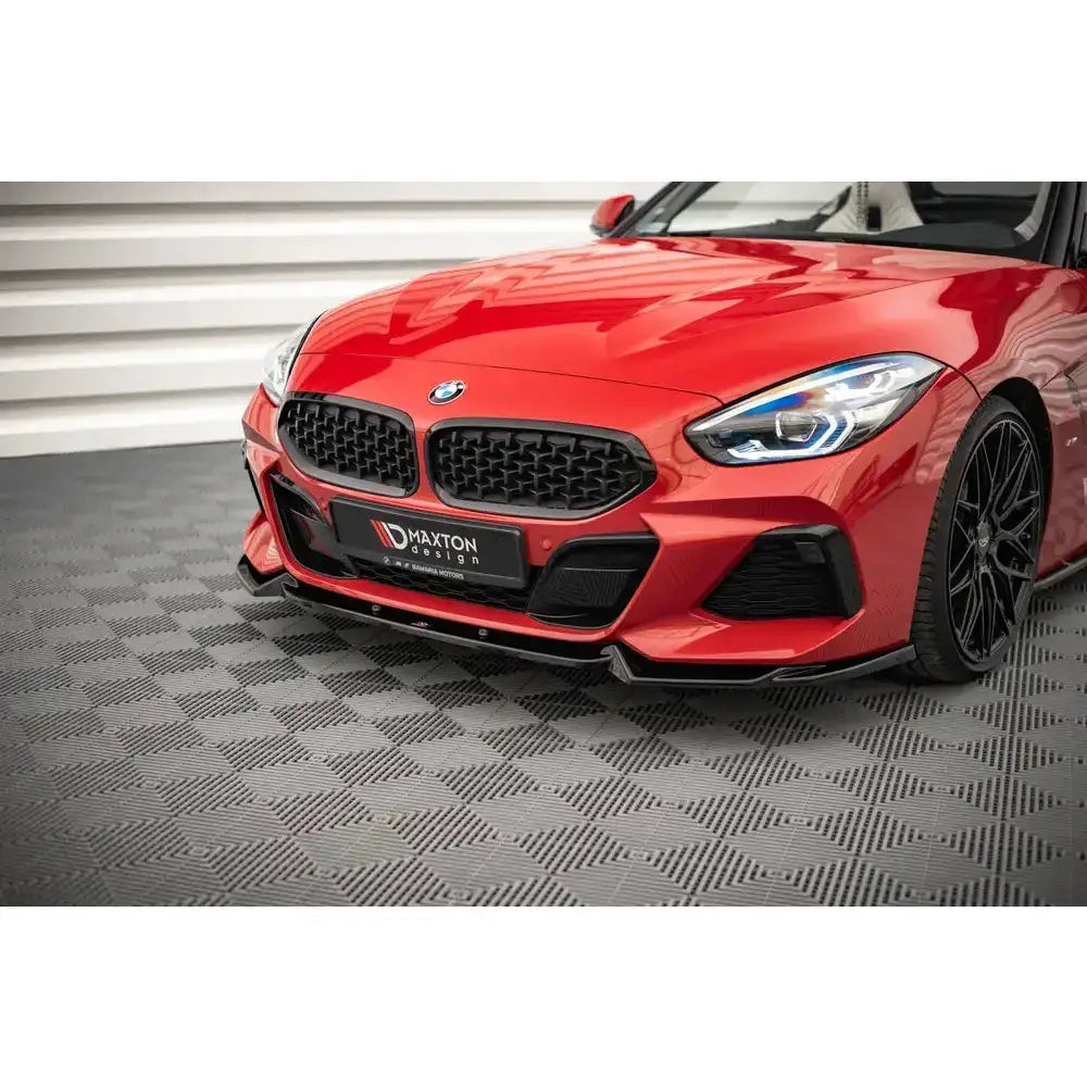 Frontsplitter på Bmw Z4 G29 M-Pack 2018- med sorte detaljer og sportslig design, sett skrått forfra.
