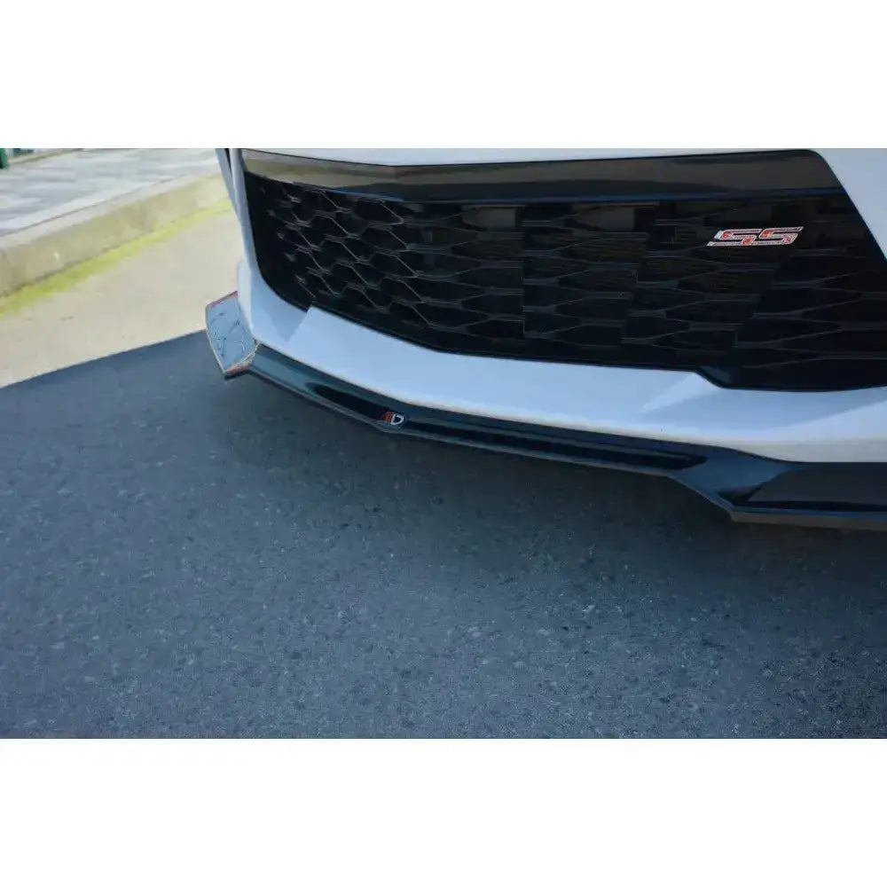 Frontleppe til Chevrolet Camaro 6Th-Gen V.1 montert under hvit støtfanger med SS-emblem.