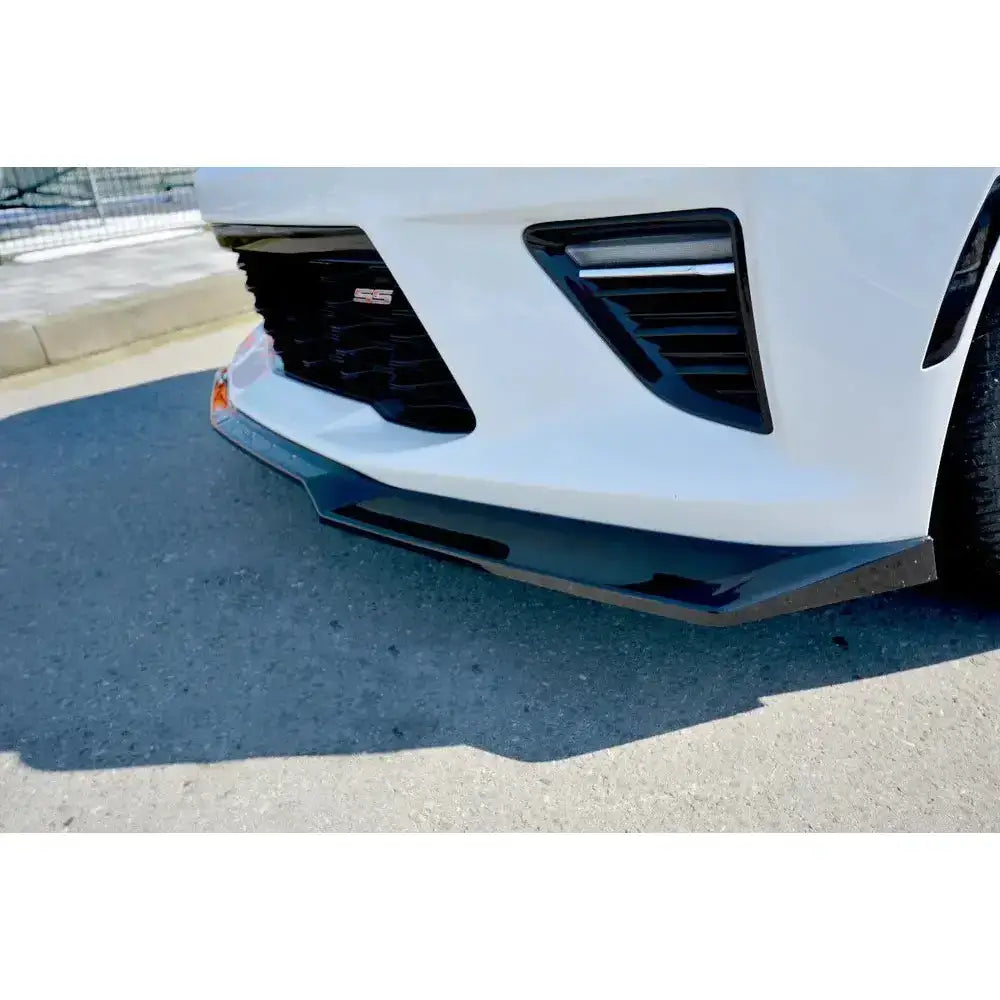 Frontspoiler til Chevrolet Camaro 6Th-Gen. V.1 vist som sort underfanger på hvit bilfront.