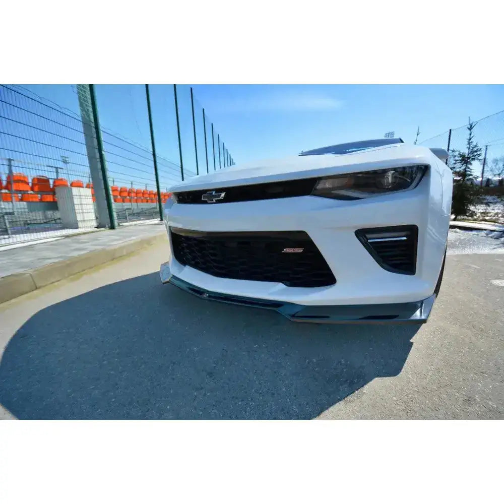 Frontsplitter på hvit Chevrolet Camaro 6Th-Gen. V.1 2SS Coupe sett forfra med svart grill.