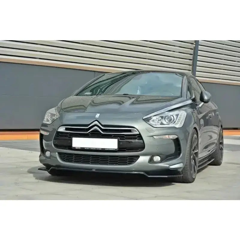 Frontspoiler på Citroen Ds5 Facelift V.1 sett forfra med LED-lykter og markert grill.