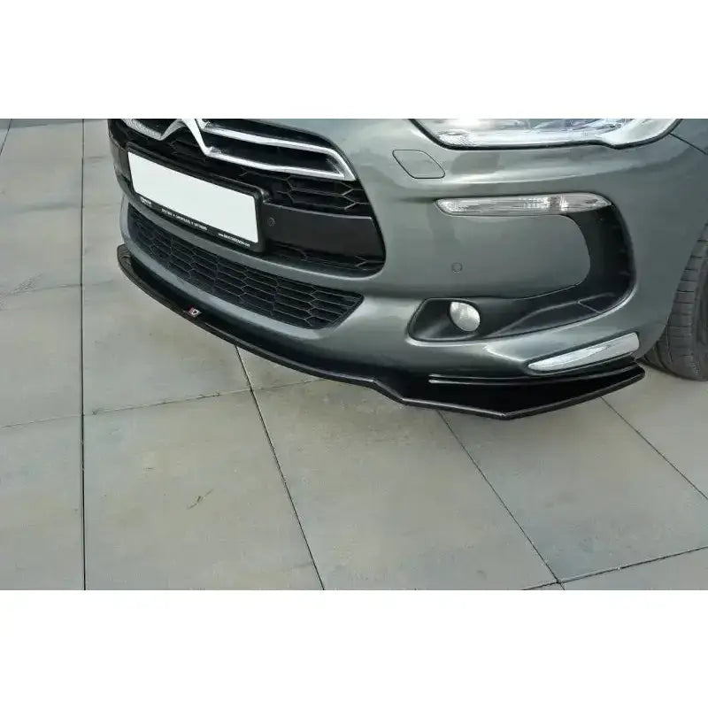 Frontsplitter til Citroen DS5 Facelift, sort plast med profilert kant, montert under grå støtfanger.