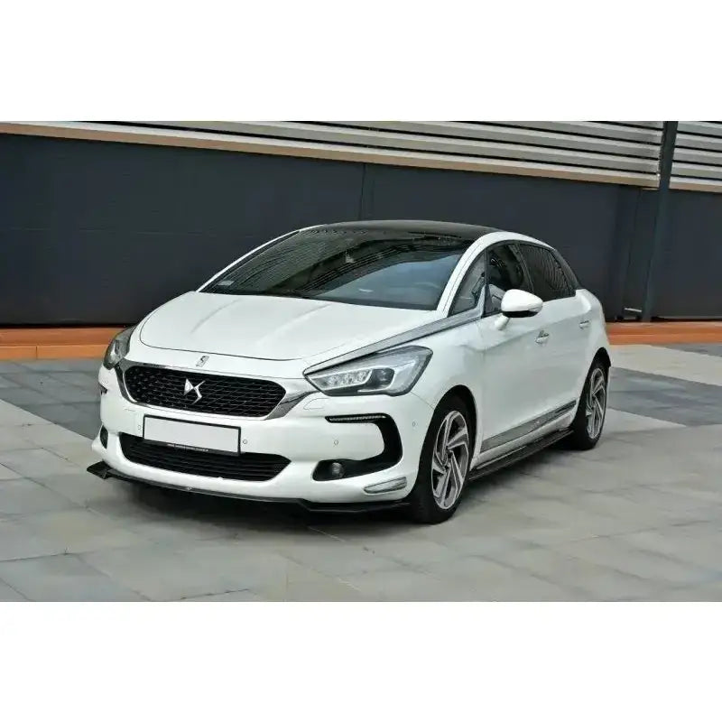 Front lip på Citroen DS5 Facelift, hvit bil med mørke felger og kromdetaljer parkert ute.