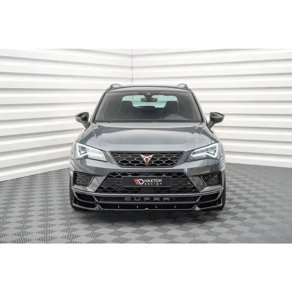 Frontspoiler på Cupra Ateca V.1, mørkegrå SUV med sportslig front og bikubemønstret grill.