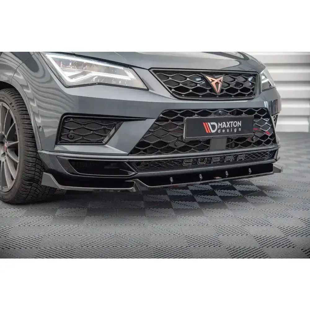 Front lip på sort frontsplitter i blank plast montert på grå Cupra Ateca, sett fra lav vinkel foran.