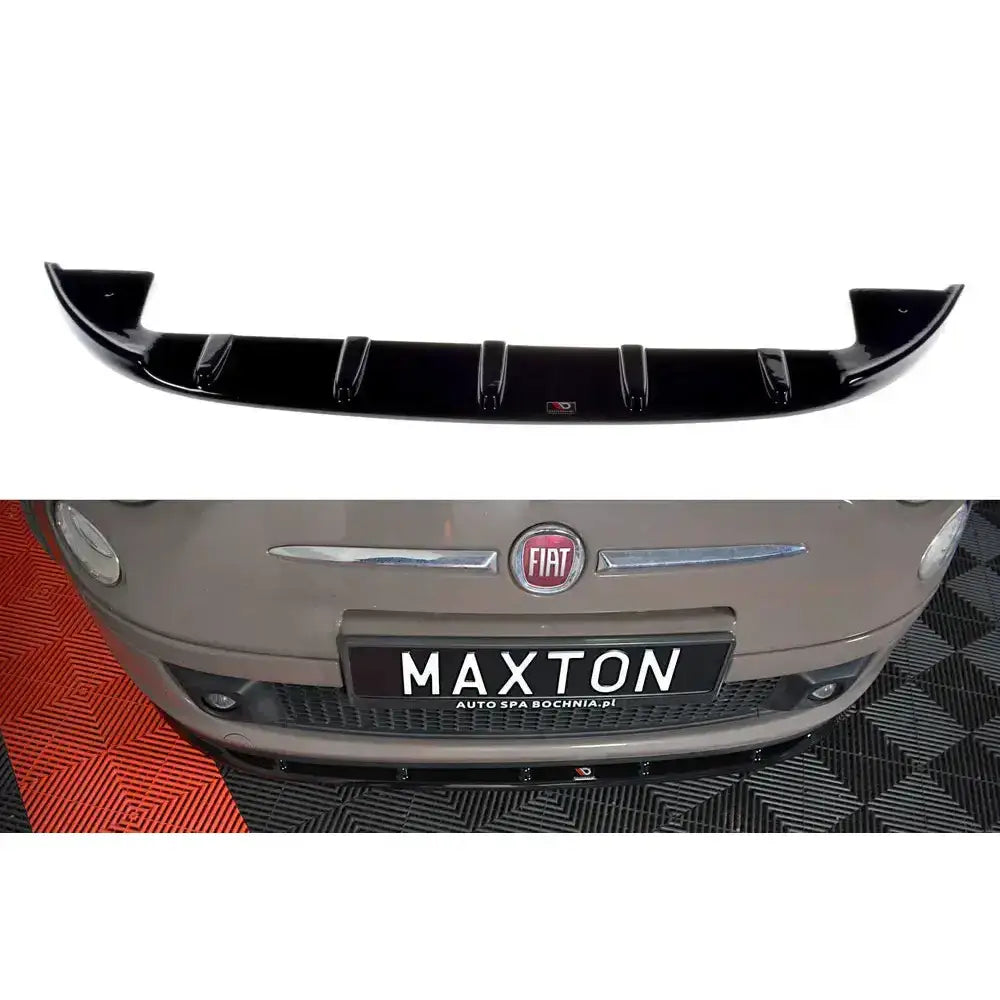 Frontleppe til Fiat 500 Hatchback V.1 i blank sort plast med markerte ribber, vist montert foran.