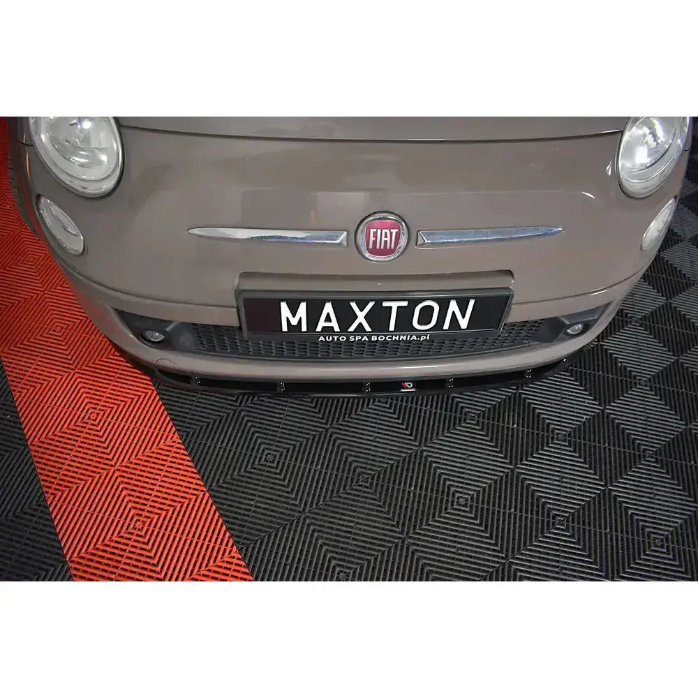Frontspoiler på beige Fiat 500 Hatchback Preface med Maxton-skilt, sett forfra på svarte og røde gulvplater.