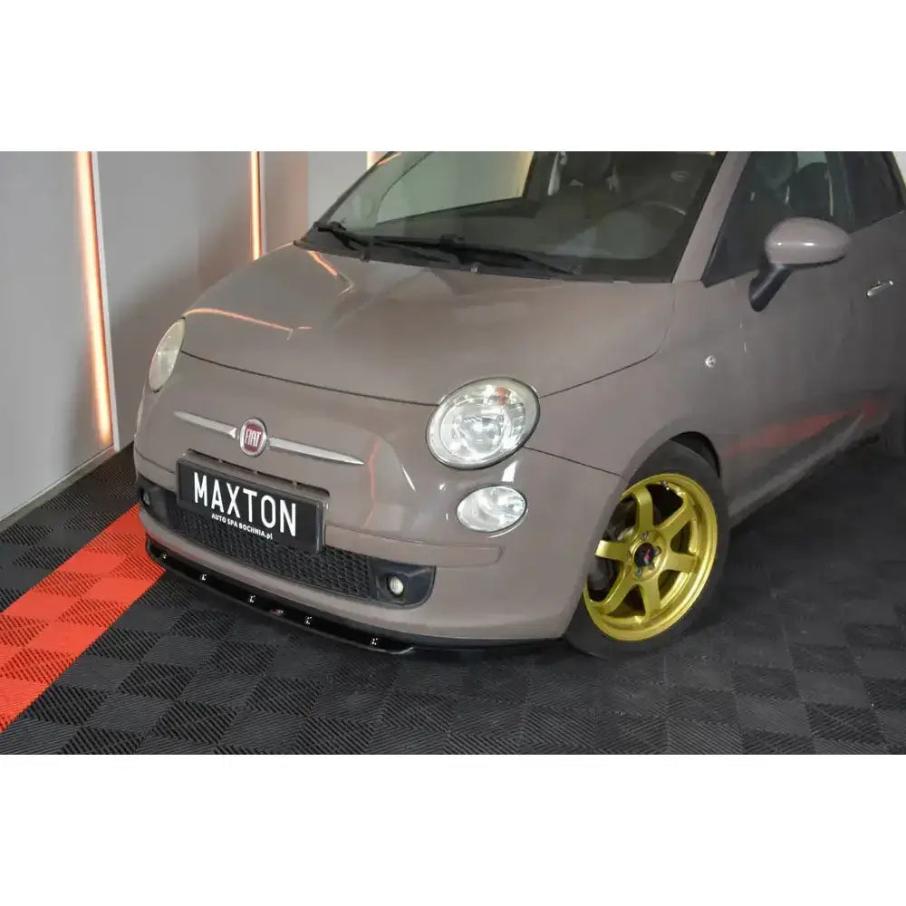 Front splitter på Fiat 500 Hatchback V.1 med sort leppe, gullfelger og Maxton-skilt på rutete gulv.