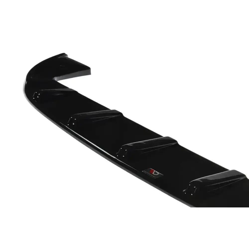 Frontspoiler til Fiat 500 Hatchback V.1 i sort, glossy plast med opphøyde segmenter og synlig logo.