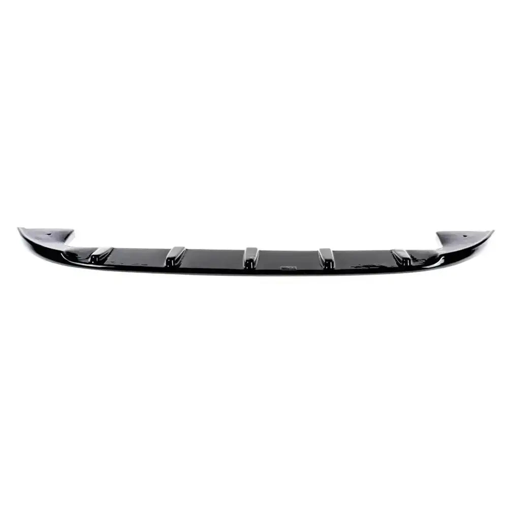 Frontsplitter til Fiat 500 Hatchback i sort blank plast med fem ribber, sett rett forfra mot hvit bakgrunn.