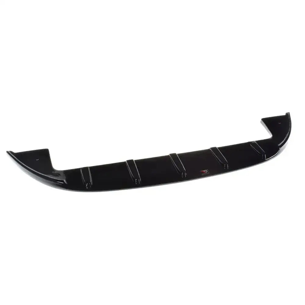 Front lip til Fiat 500 Hatchback V.1 i sort glanset plast med ribber og logo, sett skrått ovenfra.
