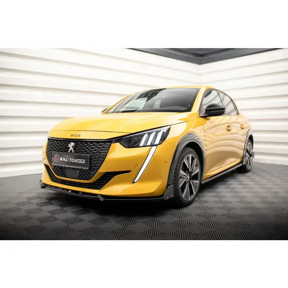 Frontsplitter på Peugeot 208 GT Mk2 med markante LED-frontlykter og svarte detaljer, sett fra venstre front.