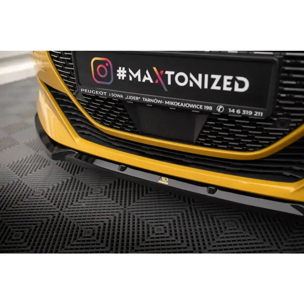 Front lip på Peugeot 208 GT Mk2 med sort spoiler og grill, nærbilde fra skrå frontvinkel.