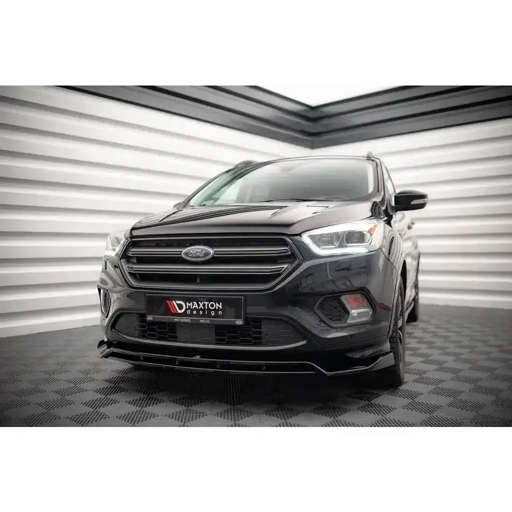 Frontsplitter på Ford Escape ST-Line Mk3 med blank svart frontspoiler i lyst, innendørs miljø.