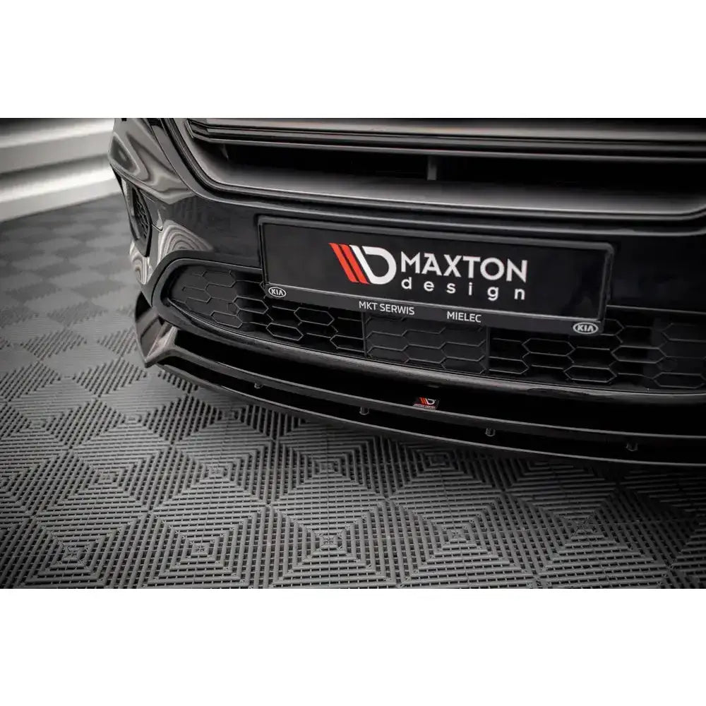 Front lip på Ford Escape ST-Line Mk3 med blank sort spoiler og Maxton Design-logo på skiltet.