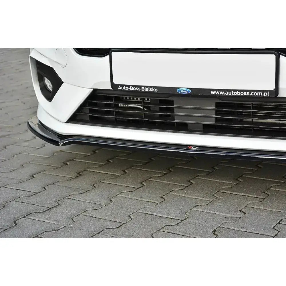 Frontsplitter til Ford Fiesta Mk8 St/ St-Line i sort blank plast montert under hvit frontfanger.