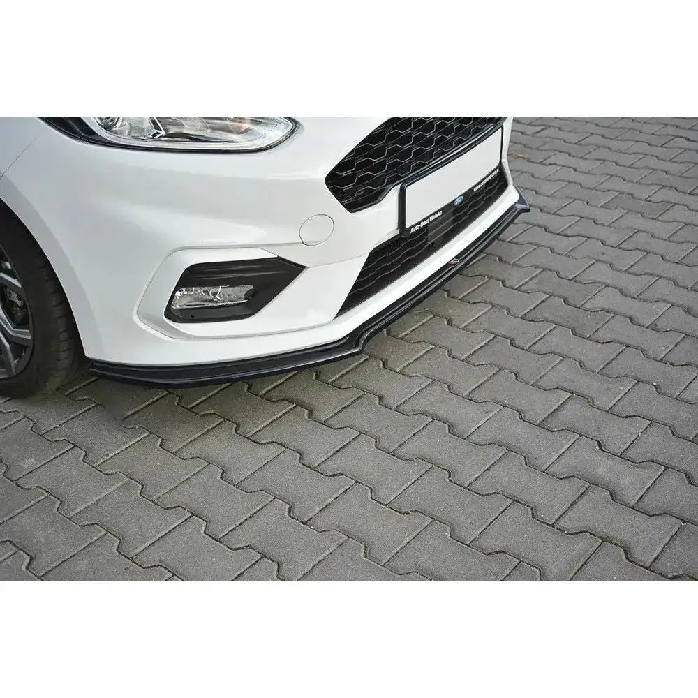 Front lip på Ford Fiesta Mk8 ST med sort plastleppe montert på frontfanger, parkert på belegningsstein.