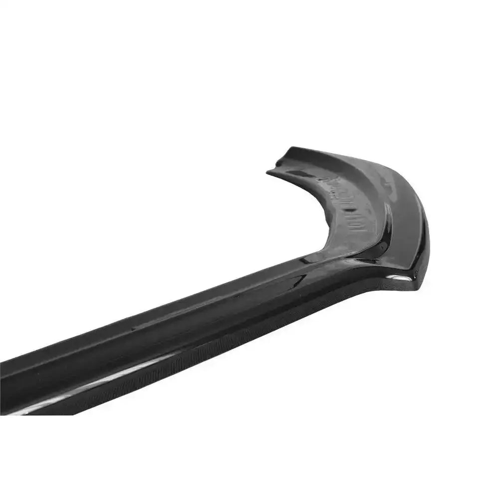 Frontleppe til Ford Fiesta Mk8 ST i sort, blank finish, nærbilde av buet hjørne mot hvit bakgrunn.