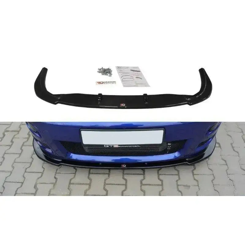 Frontleppe til Ford Focus Mk1 RS, svart splitter montert foran på blå bil med utstyr og instruksjoner.