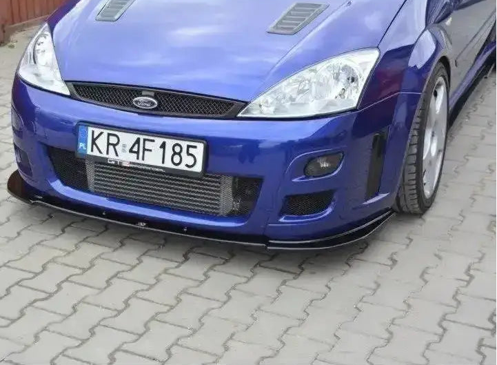 Frontleppe på Ford Focus Mk1 RS V.1 med blå frontfanger, store luftinntak og synlig sølv intercooler.