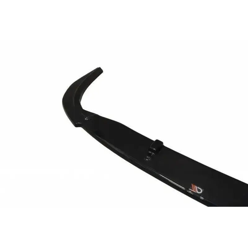 Front splitter til Ford Focus Mk1 RS, sort og blank med logo og festeanordning, vist fra skrå vinkel.