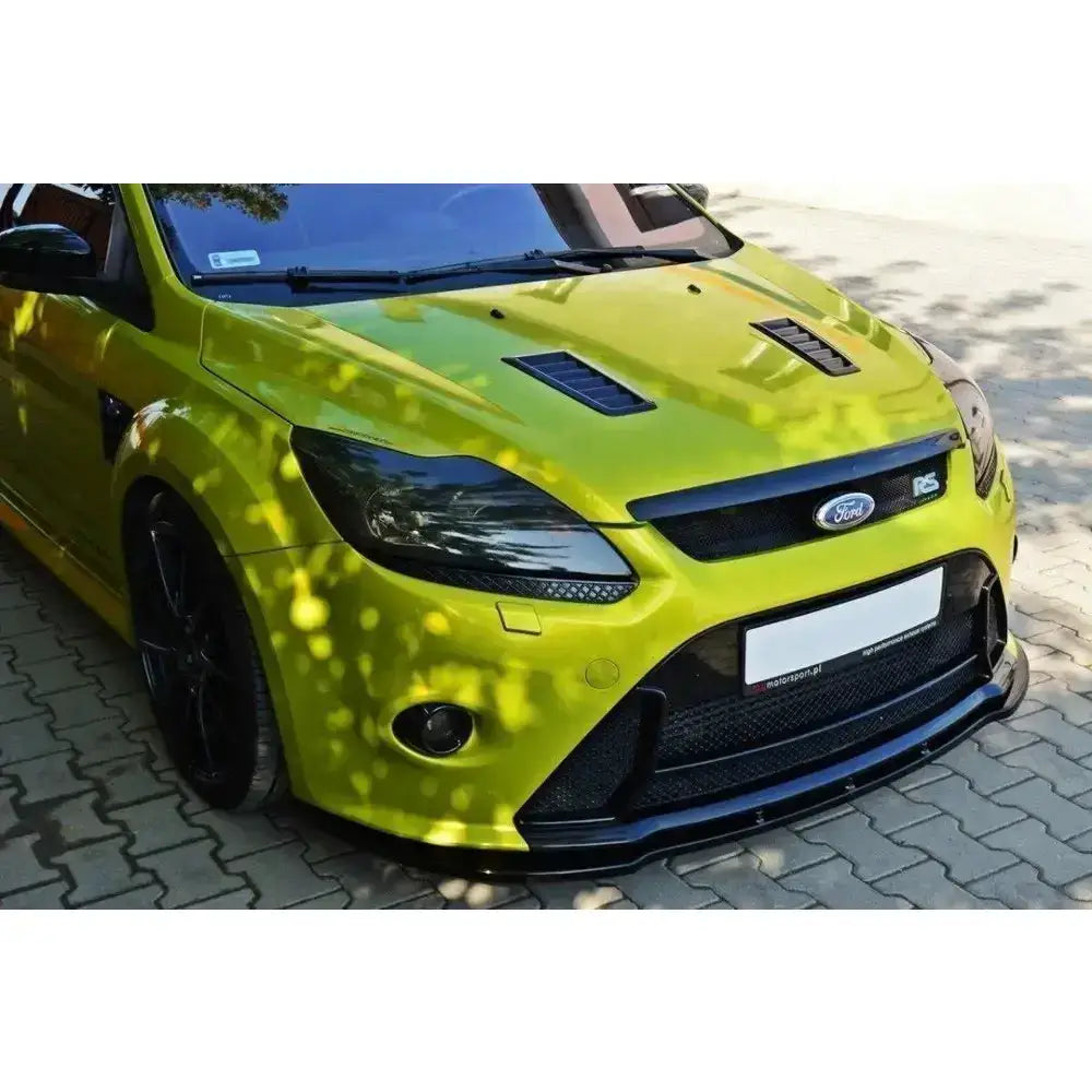 Front lip på Ford Focus Mk2 RS i knallgul, vist skrått forfra med sort frontsplitter og felger.