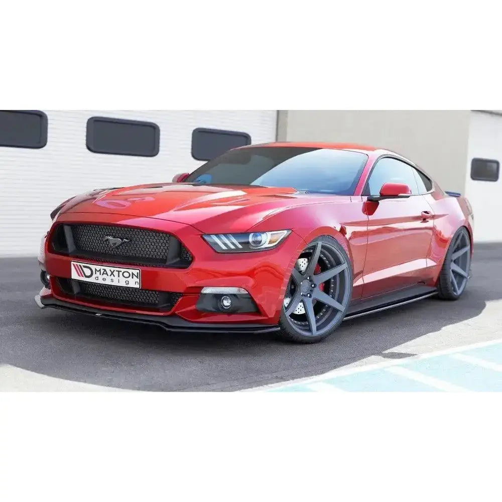 Frontleppe V.1 Ford Mustang Mk6 på rød bil med sorte detaljer og store grå felger.